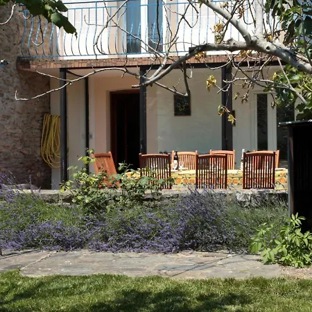Vieilles Pierres Et Jardins Hébergement de vacances *